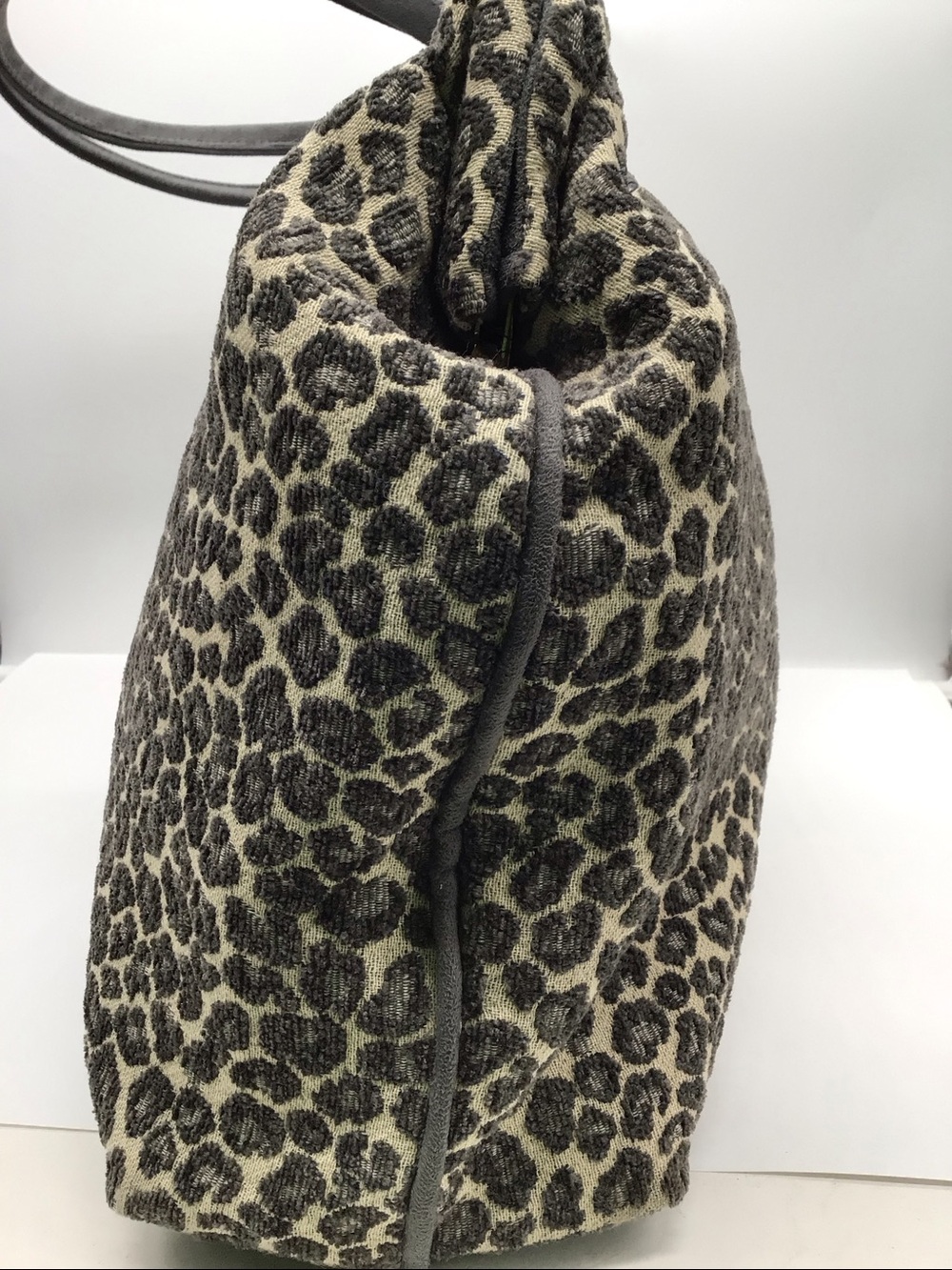 Atenti Weekend Overnight Gray Leopard Print Bag - Picture 4 of 10